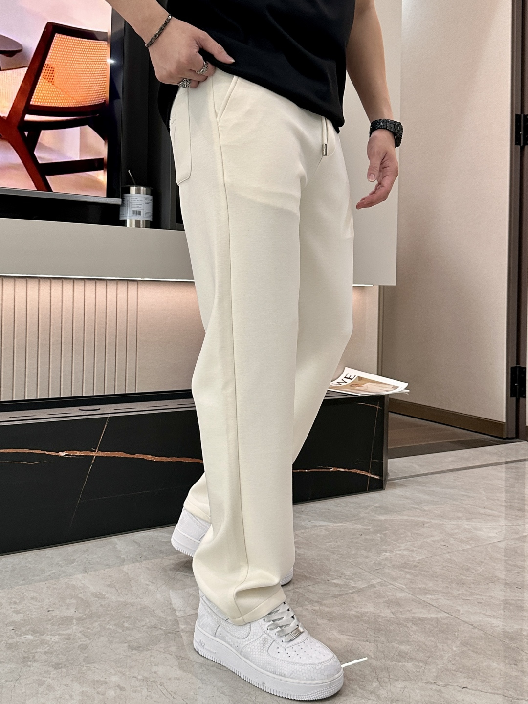 Prad 2026最新系列男士休闲裤！采用客供弹力柔棉材质，柔软细腻，手感绝佳！品牌格调一览无余！极简主