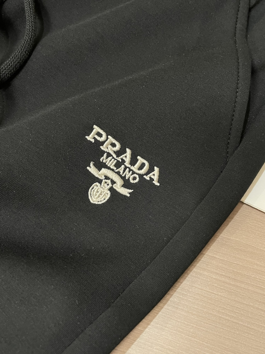 Prad 2026最新系列男士休闲裤！采用客供弹力柔棉材质，柔软细腻，手感绝佳！品牌格调一览无余！极简主