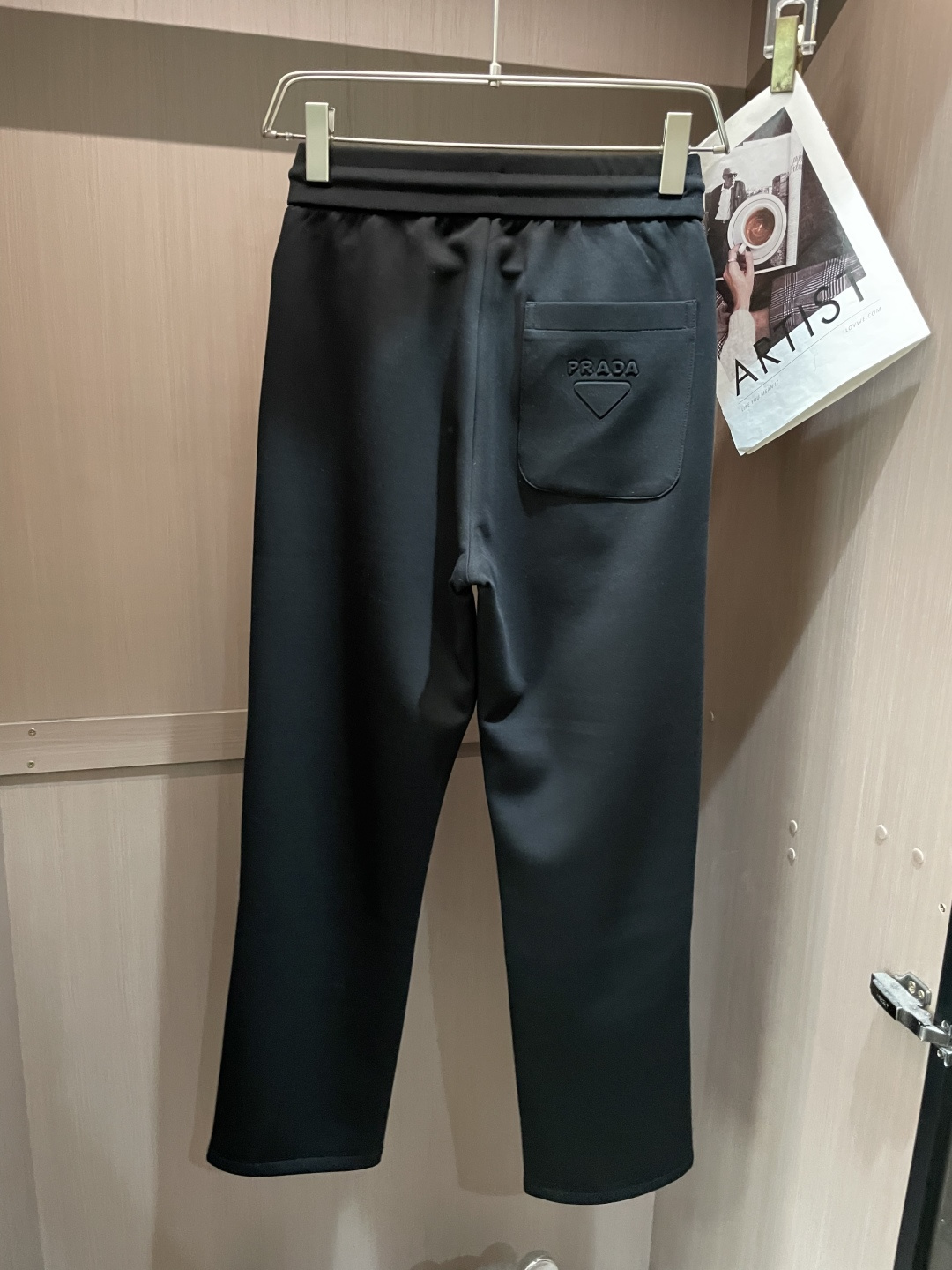 Prad 2026最新系列男士休闲裤！采用客供弹力柔棉材质，柔软细腻，手感绝佳！品牌格调一览无余！极简主