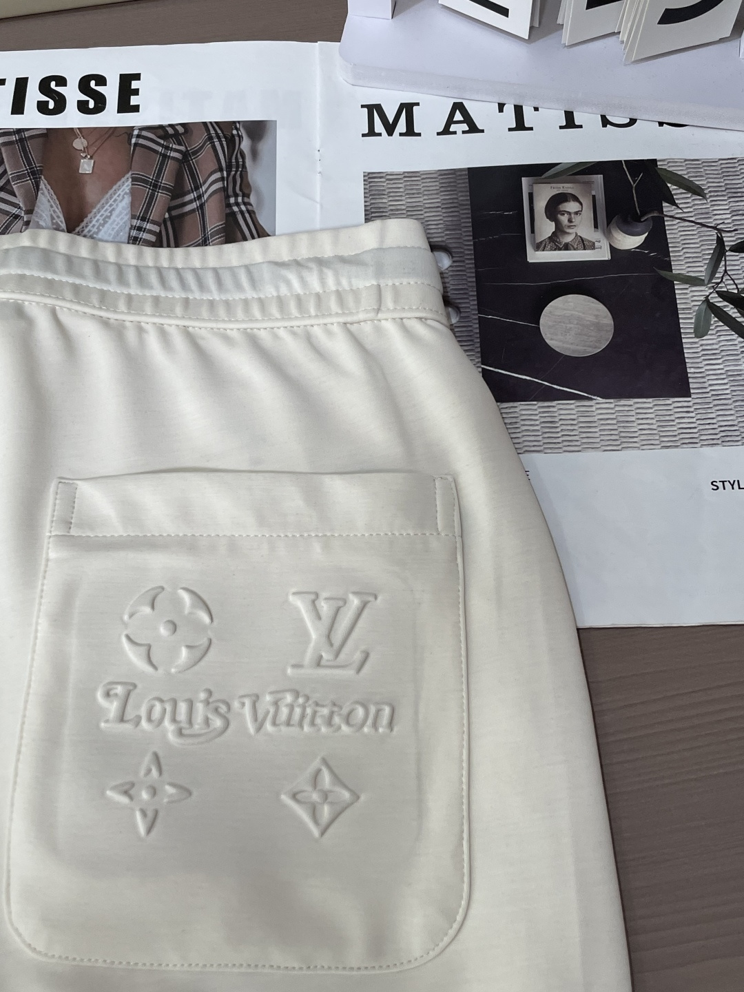 Lv 2026最新系列男士休闲裤！采用客供弹力柔棉材质，柔软细腻，手感绝佳！品牌格调一览无余！极简主义设