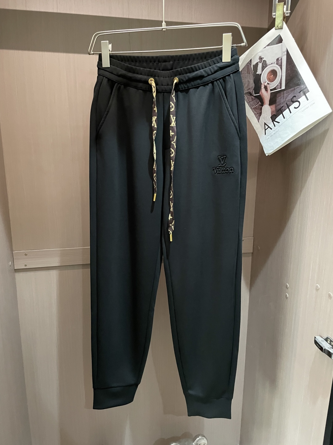 Lv 2026最新系列男士休闲裤！采用客供弹力柔棉材质，柔软细腻，手感绝佳！品牌格调一览无余！极简主义设
