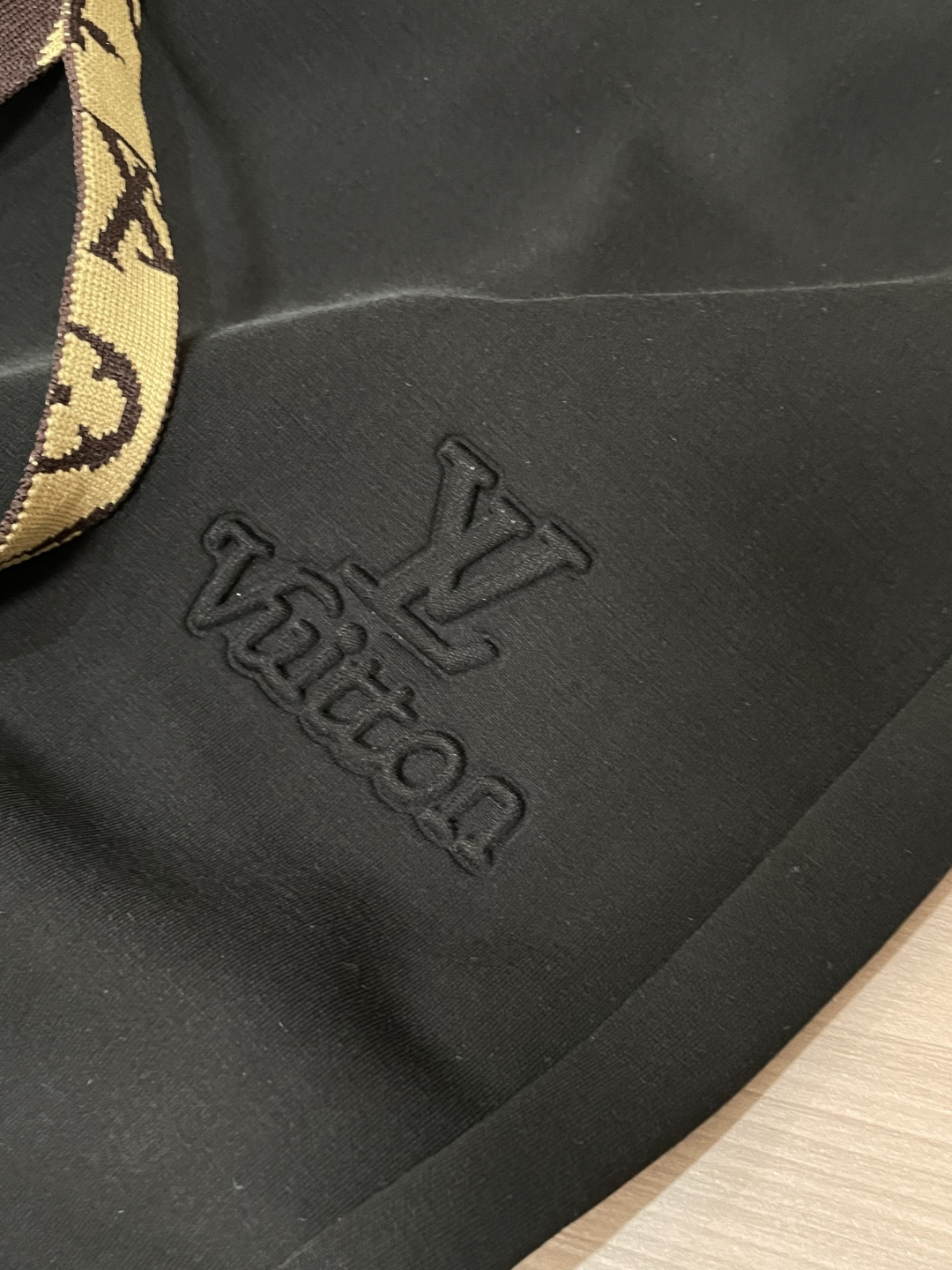 Lv 2026最新系列男士休闲裤！采用客供弹力柔棉材质，柔软细腻，手感绝佳！品牌格调一览无余！极简主义设