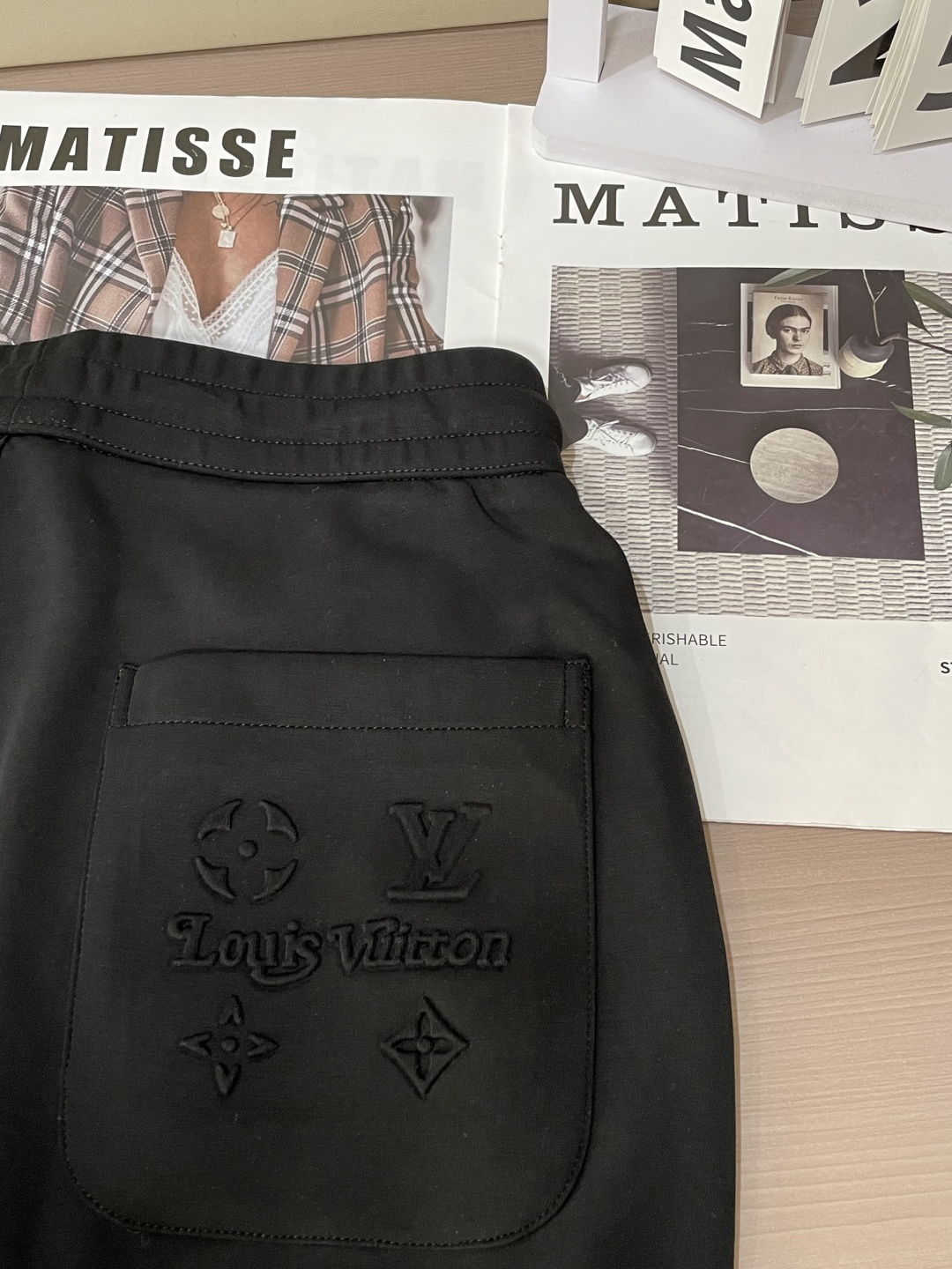 Lv 2026最新系列男士休闲裤！采用客供弹力柔棉材质，柔软细腻，手感绝佳！品牌格调一览无余！极简主义设