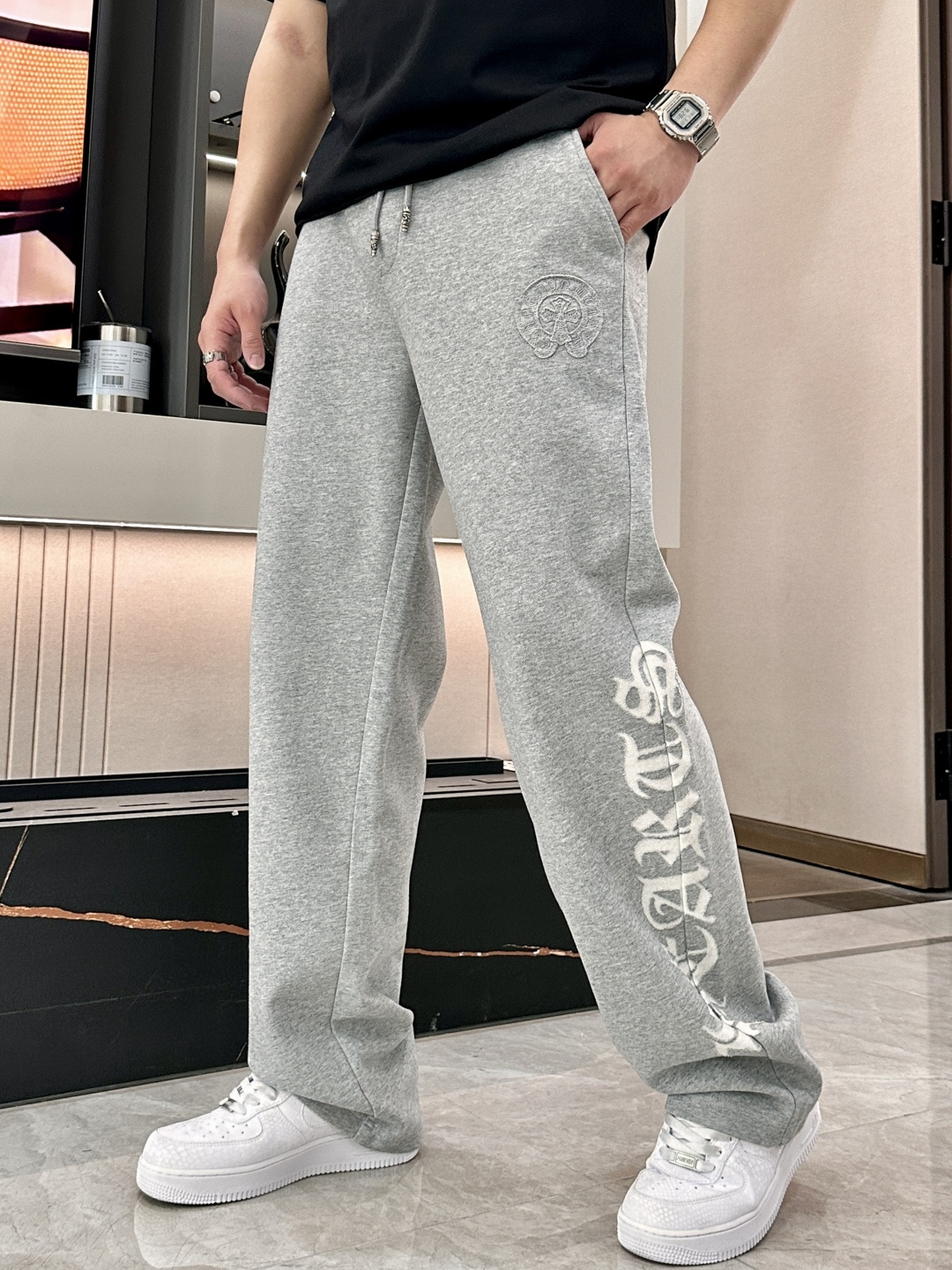 克罗心 2026最新系列男士休闲裤！采用客供弹力柔棉材质，柔软细腻，手感绝佳！品牌格调一览无余！极简主义