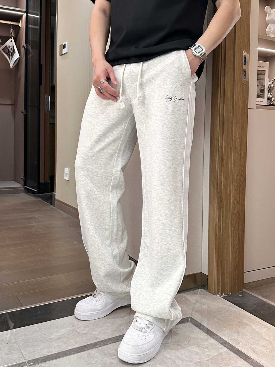 Y-3 2026最新系列男士休闲裤！采用客供弹力柔棉材质，柔软细腻，手感绝佳！品牌格调一览无余！极简主义
