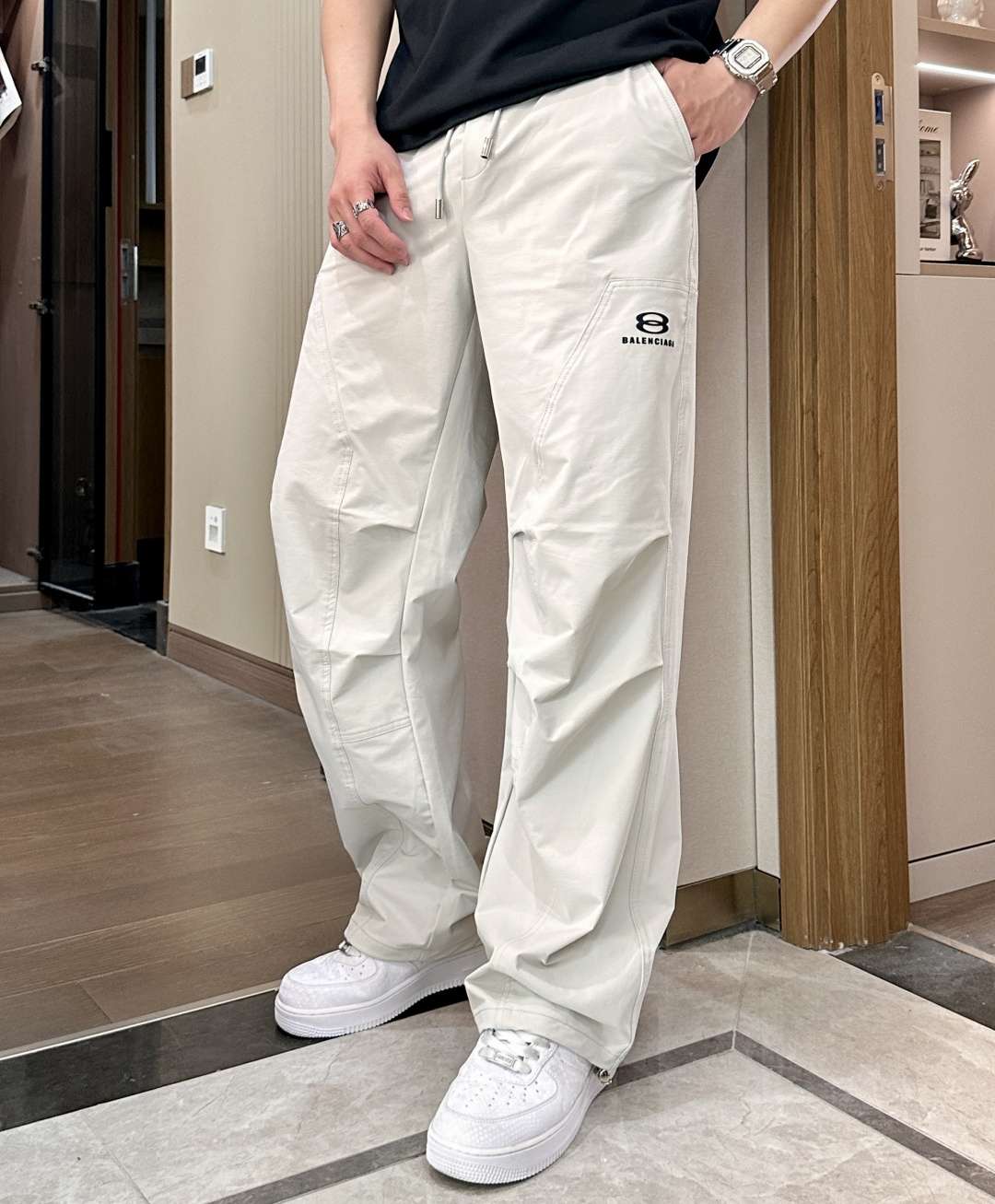 巴黎 2026最新系列男士休闲裤！采用客供弹力柔棉材质，柔软细腻，手感绝佳！品牌格调一览无余！极简主义设
