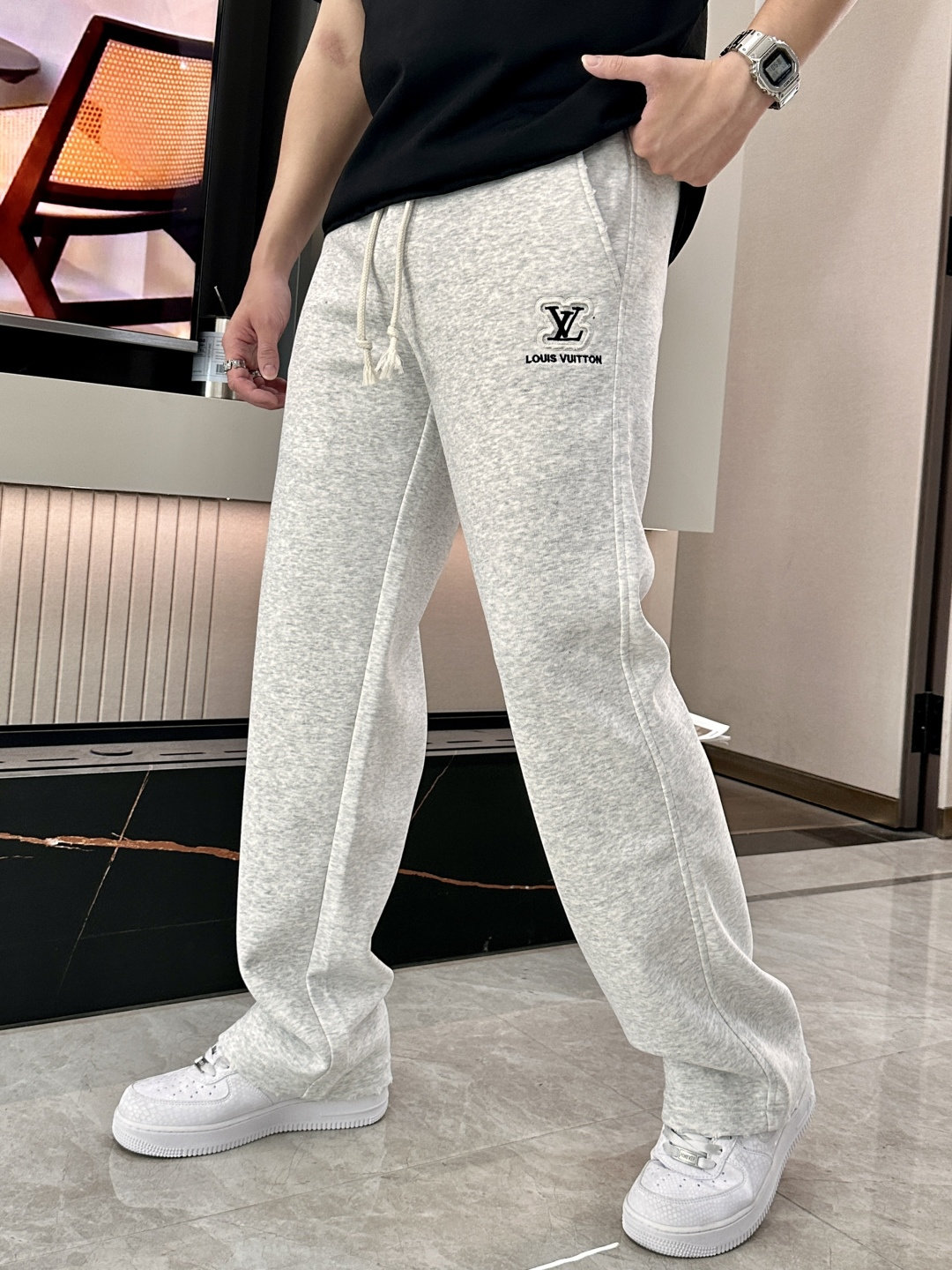 Lv 2026最新系列男士休闲裤！采用客供弹力柔棉材质，柔软细腻，手感绝佳！品牌格调一览无余！极简主义设