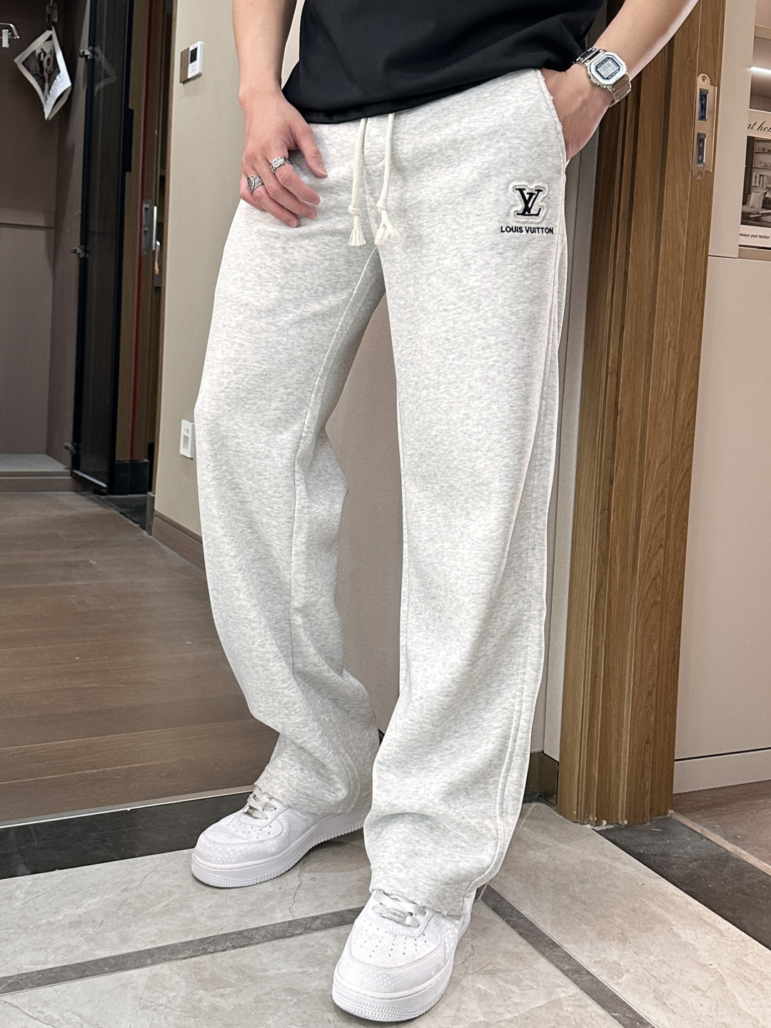 Lv 2026最新系列男士休闲裤！采用客供弹力柔棉材质，柔软细腻，手感绝佳！品牌格调一览无余！极简主义设