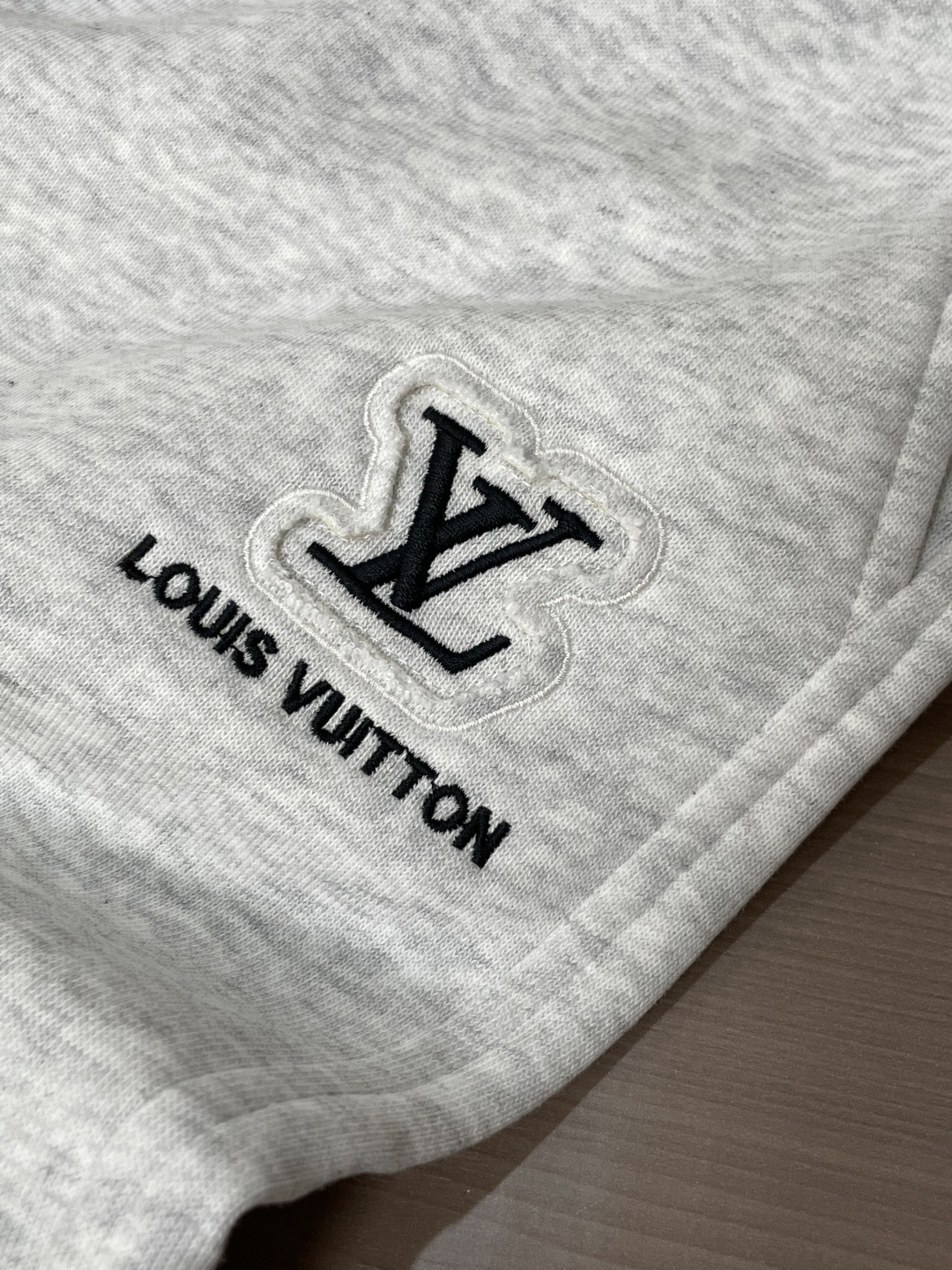 Lv 2026最新系列男士休闲裤！采用客供弹力柔棉材质，柔软细腻，手感绝佳！品牌格调一览无余！极简主义设