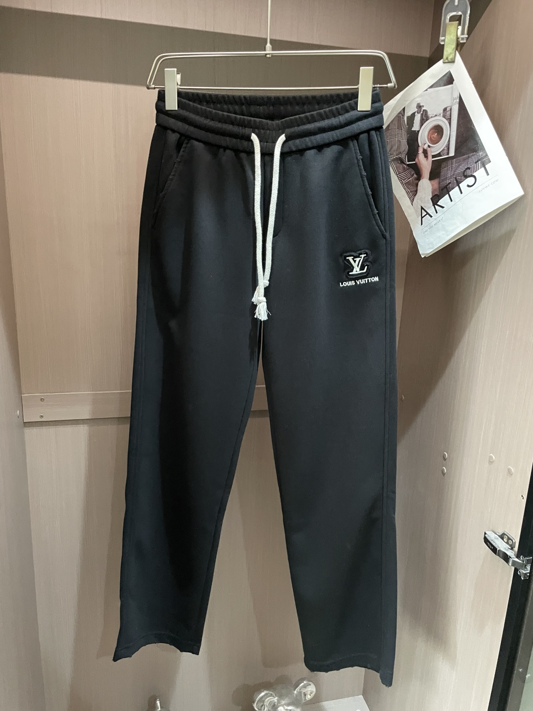 Lv 2026最新系列男士休闲裤！采用客供弹力柔棉材质，柔软细腻，手感绝佳！品牌格调一览无余！极简主义设