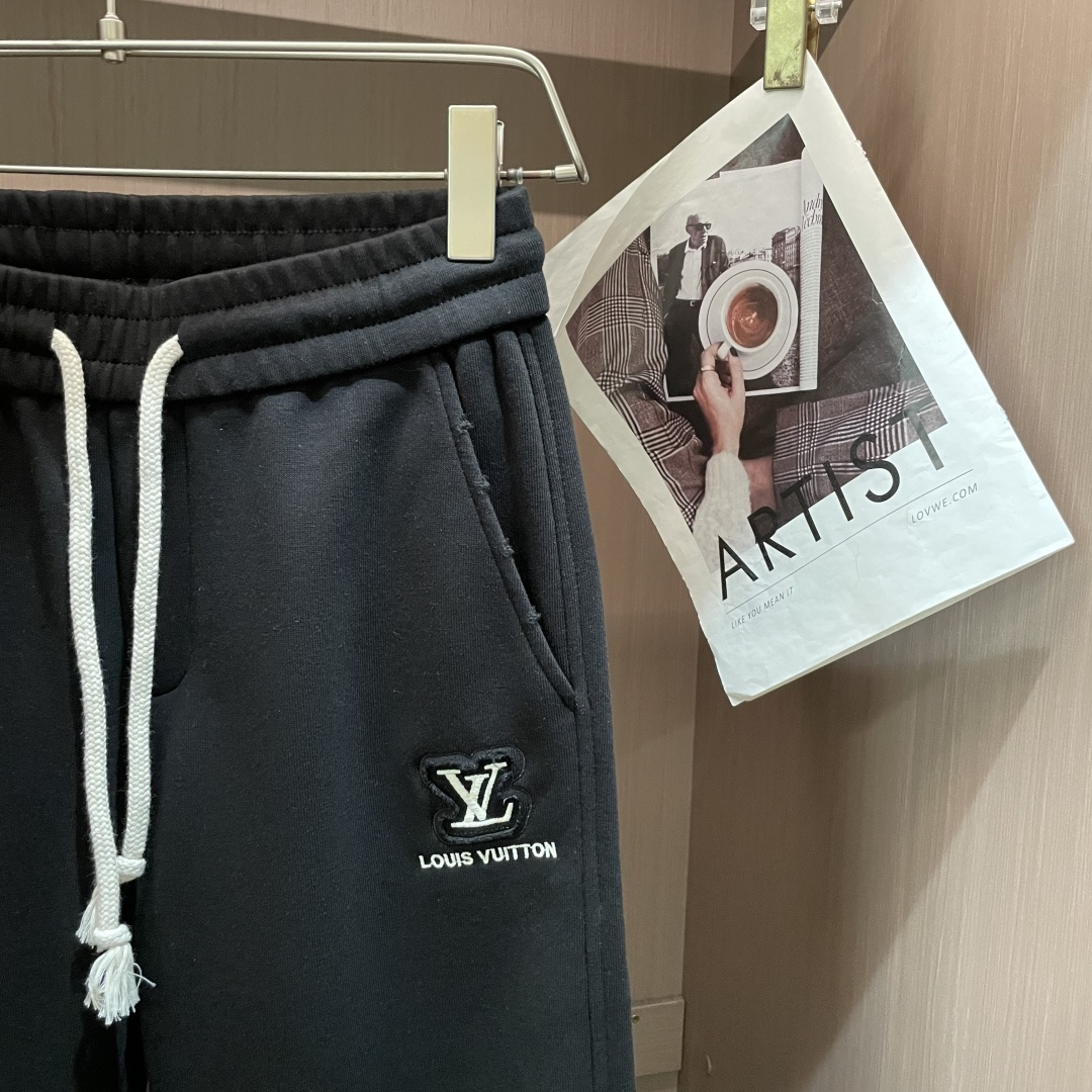 Lv 2026最新系列男士休闲裤！采用客供弹力柔棉材质，柔软细腻，手感绝佳！品牌格调一览无余！极简主义设