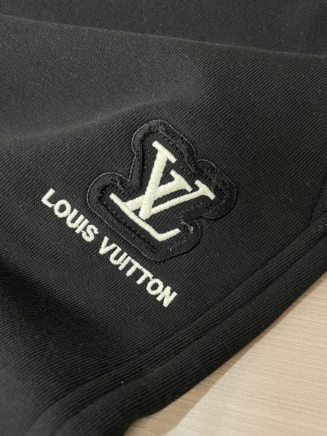 Lv 2026最新系列男士休闲裤！采用客供弹力柔棉材质，柔软细腻，手感绝佳！品牌格调一览无余！极简主义设