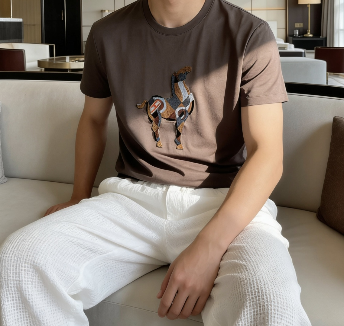 爱马家 2026春夏最新骏马牙刷绣男士圆领T恤衫，胸前极具代表性的巴西骏马图案，采用高端重工的牙刷绣工艺