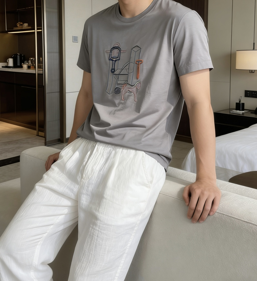 爱马家 2026春夏最新骏马牙刷绣男士圆领T恤衫，胸前极具代表性的巴西骏马图案，采用高端重工的牙刷绣工艺