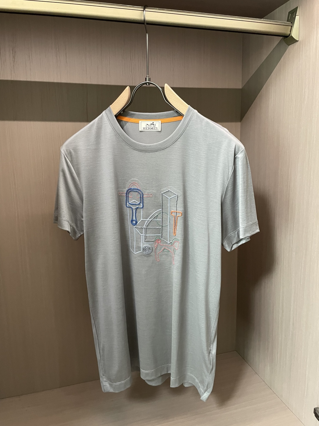 爱马家 2026春夏最新骏马牙刷绣男士圆领T恤衫，胸前极具代表性的巴西骏马图案，采用高端重工的牙刷绣工艺