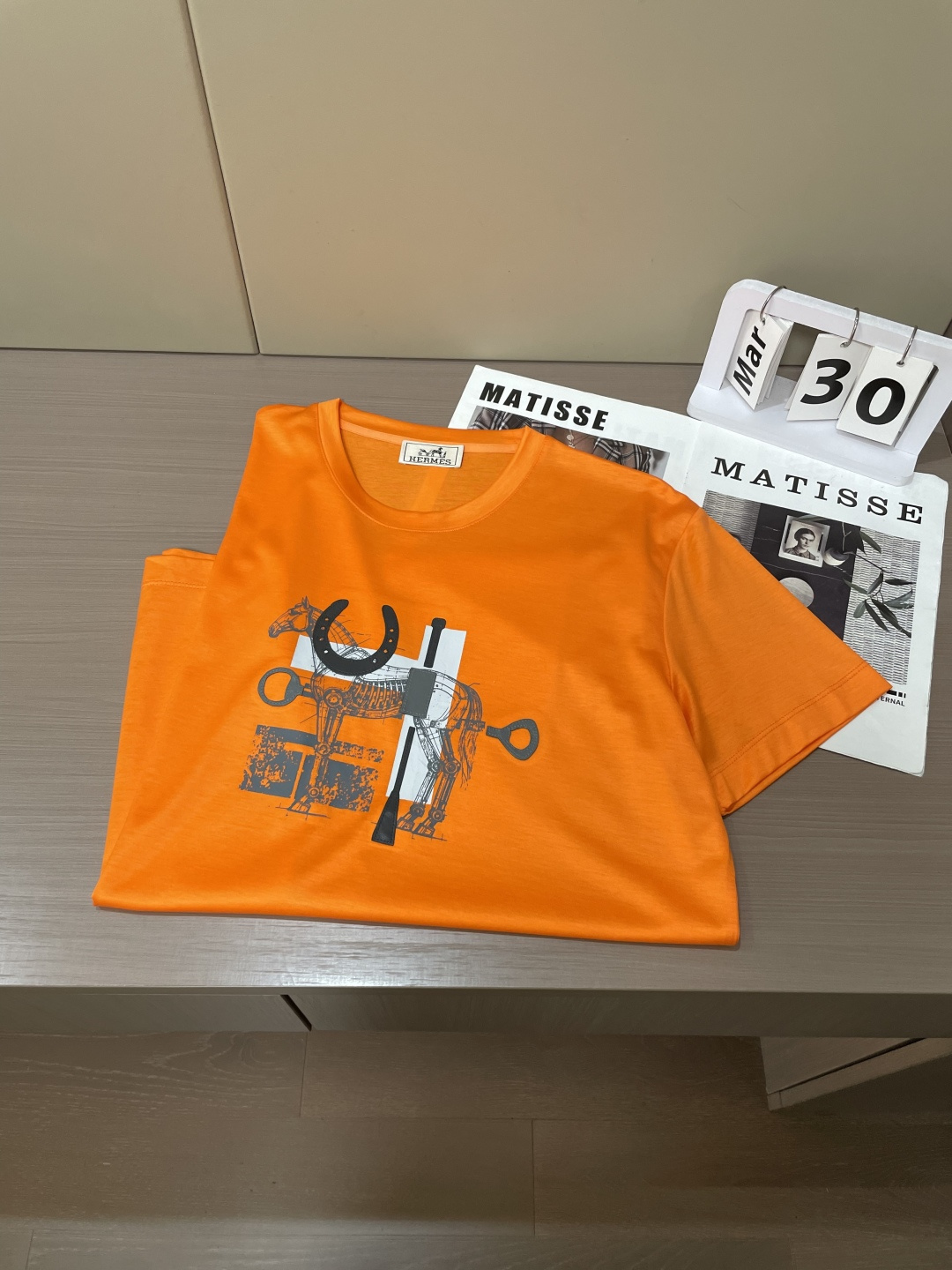 爱马家 2026春夏最新马具贴皮绣男士圆领T恤衫，胸前极具代表性的骏马➕马具图案，采用高端重工的丝网印花