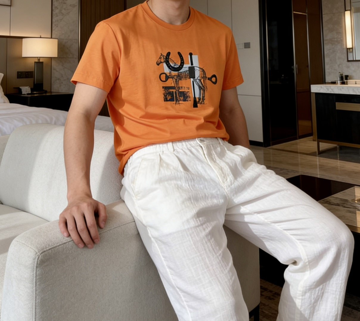 爱马家 2026春夏最新马具贴皮绣男士圆领T恤衫，胸前极具代表性的骏马➕马具图案，采用高端重工的丝网印花