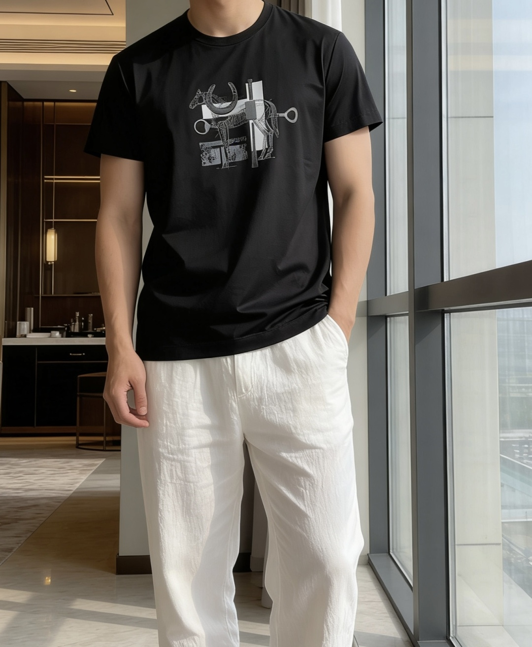 爱马家 2026春夏最新马具贴皮绣男士圆领T恤衫，胸前极具代表性的骏马➕马具图案，采用高端重工的丝网印花