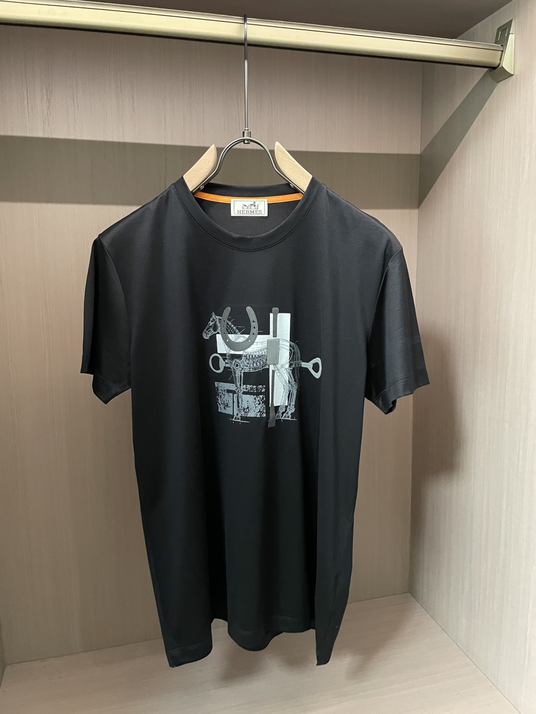 爱马家 2026春夏最新马具贴皮绣男士圆领T恤衫，胸前极具代表性的骏马➕马具图案，采用高端重工的丝网印花