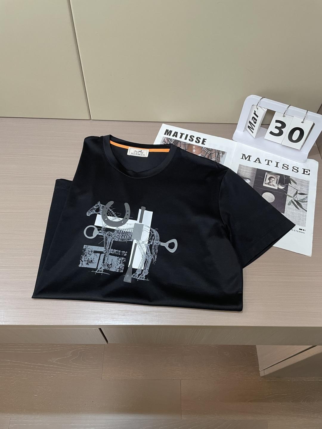 爱马家 2026春夏最新马具贴皮绣男士圆领T恤衫，胸前极具代表性的骏马➕马具图案，采用高端重工的丝网印花