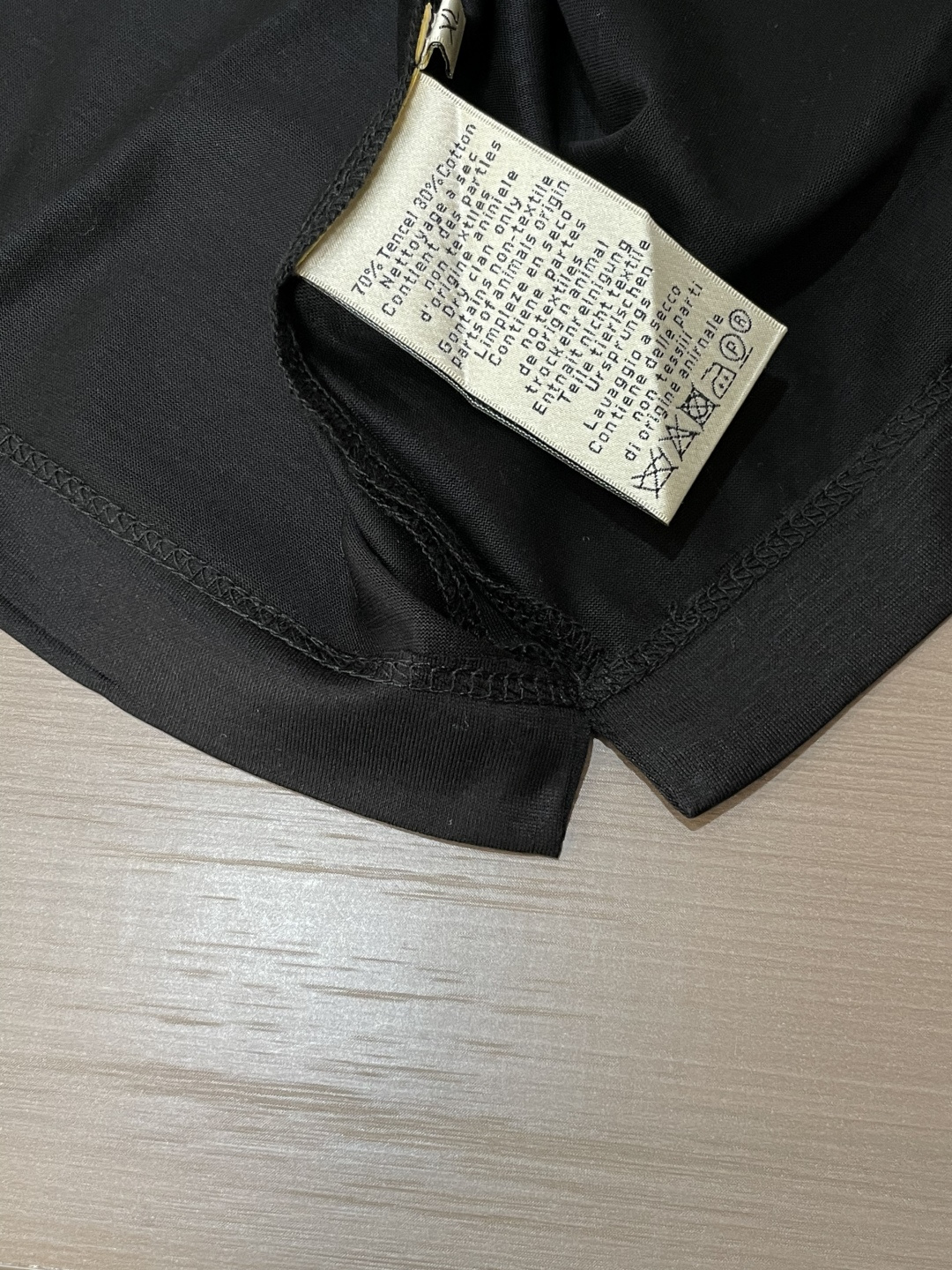爱马家 2026春夏最新马具贴皮绣男士圆领T恤衫，胸前极具代表性的骏马➕马具图案，采用高端重工的丝网印花