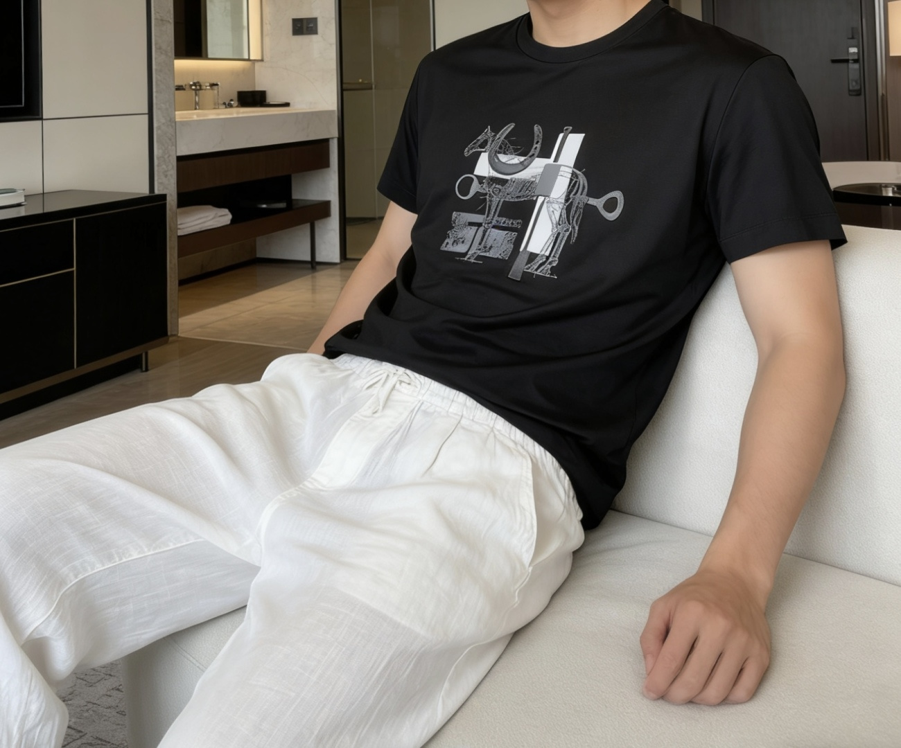 爱马家 2026春夏最新马具贴皮绣男士圆领T恤衫，胸前极具代表性的骏马➕马具图案，采用高端重工的丝网印花