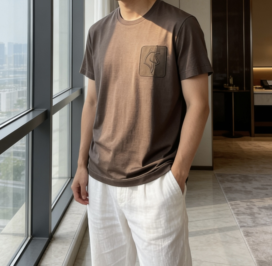 爱马家 2026春夏最新马头贴皮绣男士圆领T恤衫，传统大众的基础款型，不挑人穿，胸前雅致贴皮马头设计，采