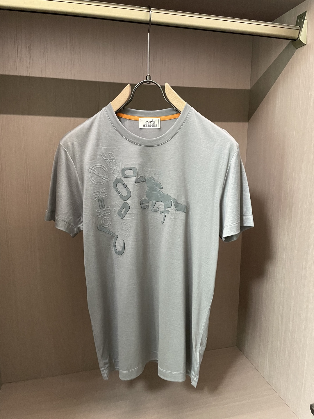 爱马家 2026春夏最新骏马贴皮刺绣男士圆领T恤衫，胸前极具代表性的骏马➕各式马具图案，采用高端重工的激