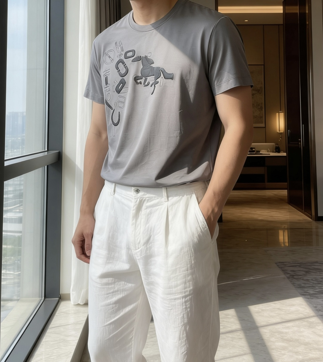 爱马家 2026春夏最新骏马贴皮刺绣男士圆领T恤衫，胸前极具代表性的骏马➕各式马具图案，采用高端重工的激