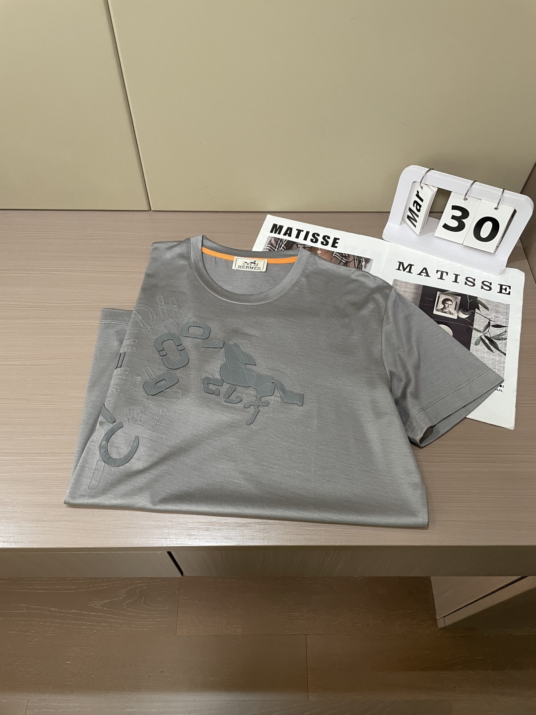 爱马家 2026春夏最新骏马贴皮刺绣男士圆领T恤衫，胸前极具代表性的骏马➕各式马具图案，采用高端重工的激