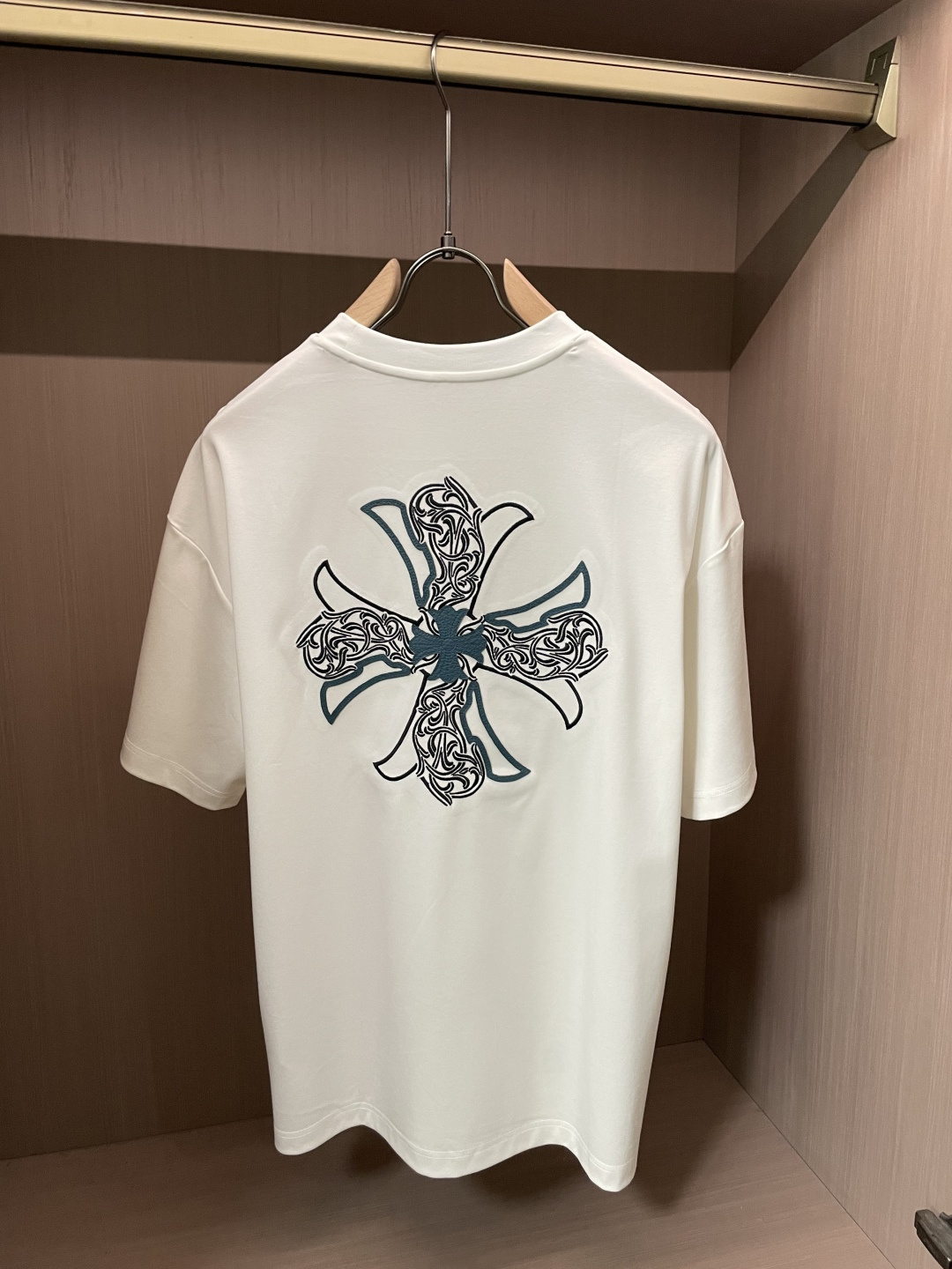 （男女同款），克罗心 2026春夏最新撞色十字花刺绣圆领T恤衫，胸前标志性撞色十字花绣标，搭配原版定制五