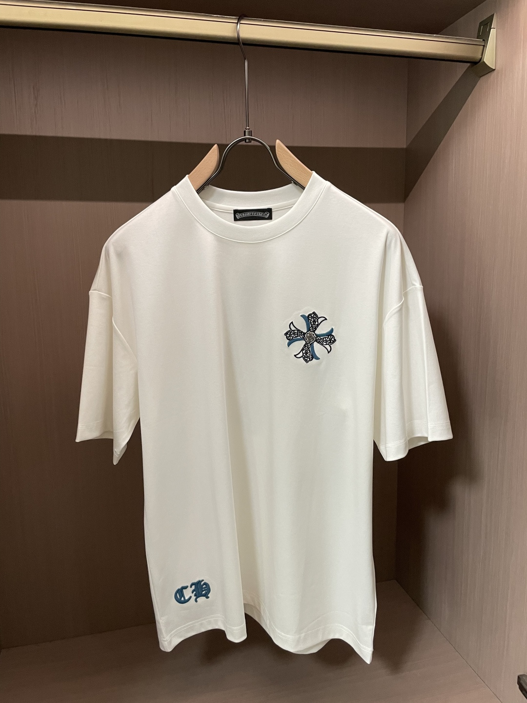 （男女同款），克罗心 2026春夏最新撞色十字花刺绣圆领T恤衫，胸前标志性撞色十字花绣标，搭配原版定制五