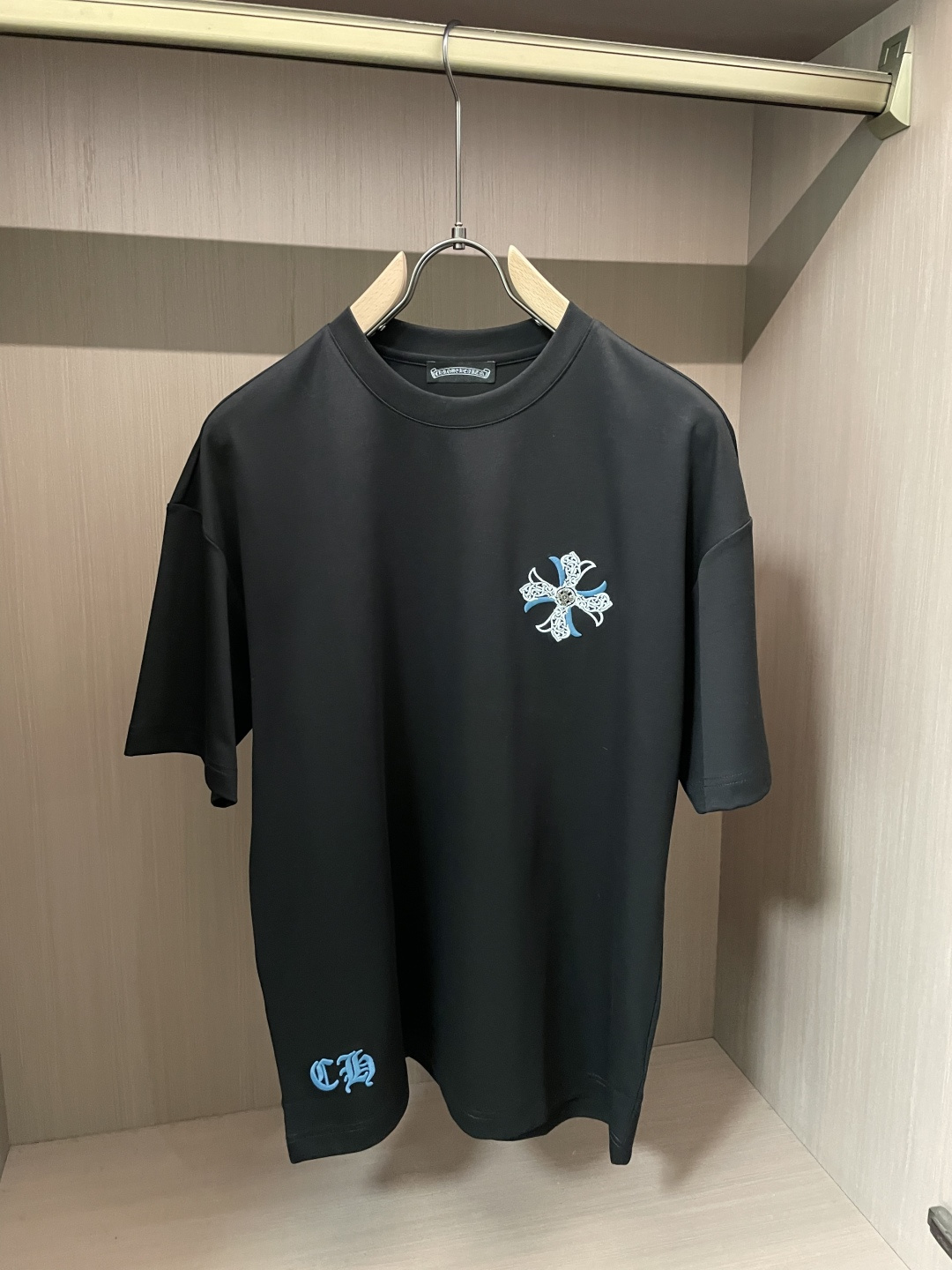 （男女同款），克罗心 2026春夏最新撞色十字花刺绣圆领T恤衫，胸前标志性撞色十字花绣标，搭配原版定制五
