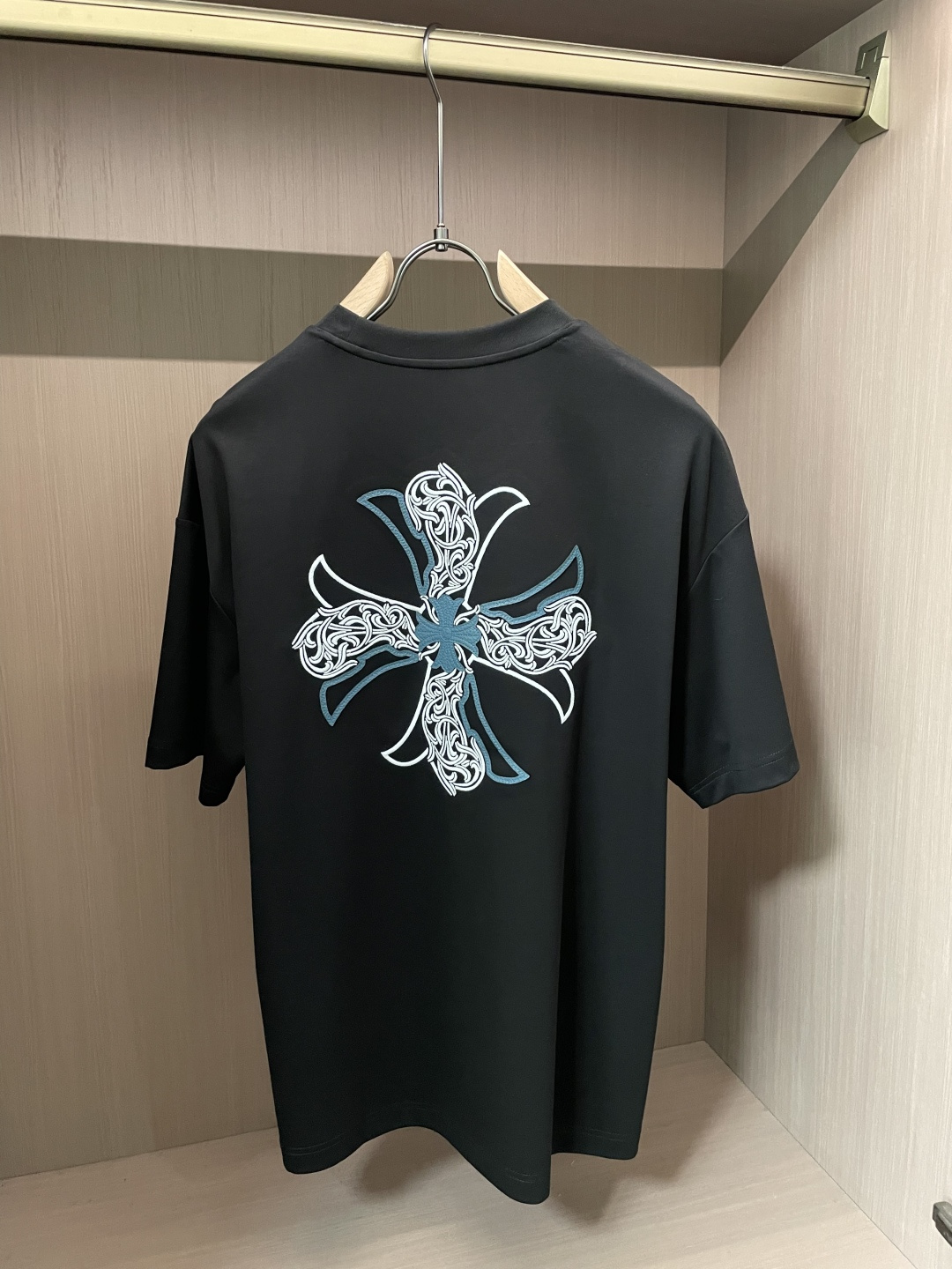 （男女同款），克罗心 2026春夏最新撞色十字花刺绣圆领T恤衫，胸前标志性撞色十字花绣标，搭配原版定制五
