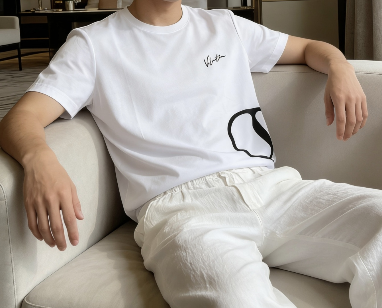 VL家 2026春夏最新侧边大V印花男士圆领T恤衫，休闲剪裁棉质运动衫，简单大方，胸前标志性字母刺绣徽标