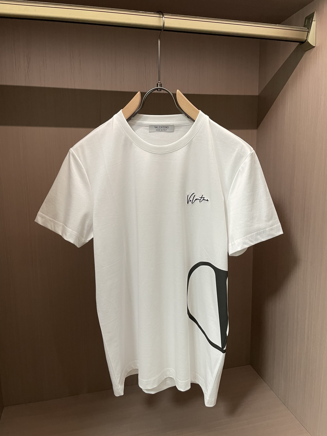 VL家 2026春夏最新侧边大V印花男士圆领T恤衫，休闲剪裁棉质运动衫，简单大方，胸前标志性字母刺绣徽标