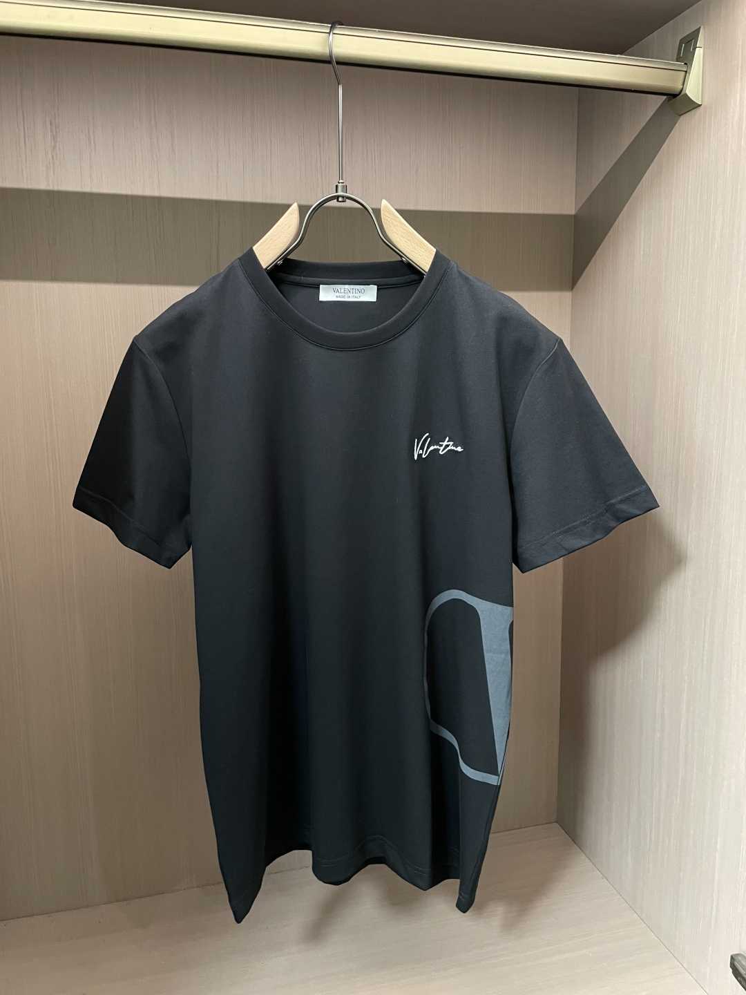 VL家 2026春夏最新侧边大V印花男士圆领T恤衫，休闲剪裁棉质运动衫，简单大方，胸前标志性字母刺绣徽标