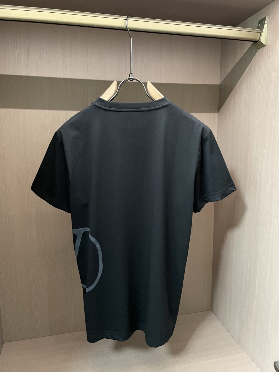 VL家 2026春夏最新侧边大V印花男士圆领T恤衫，休闲剪裁棉质运动衫，简单大方，胸前标志性字母刺绣徽标