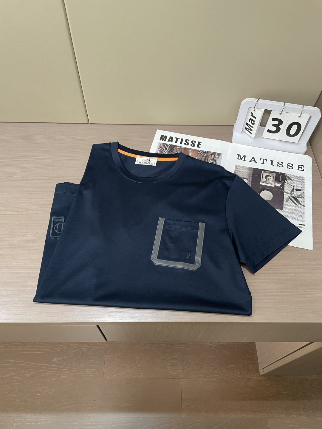 爱马家 2026春夏最新贴皮口袋男士圆领T恤衫，传统大众的基础款型，不挑人穿，胸前雅致贴皮口袋设计，采用
