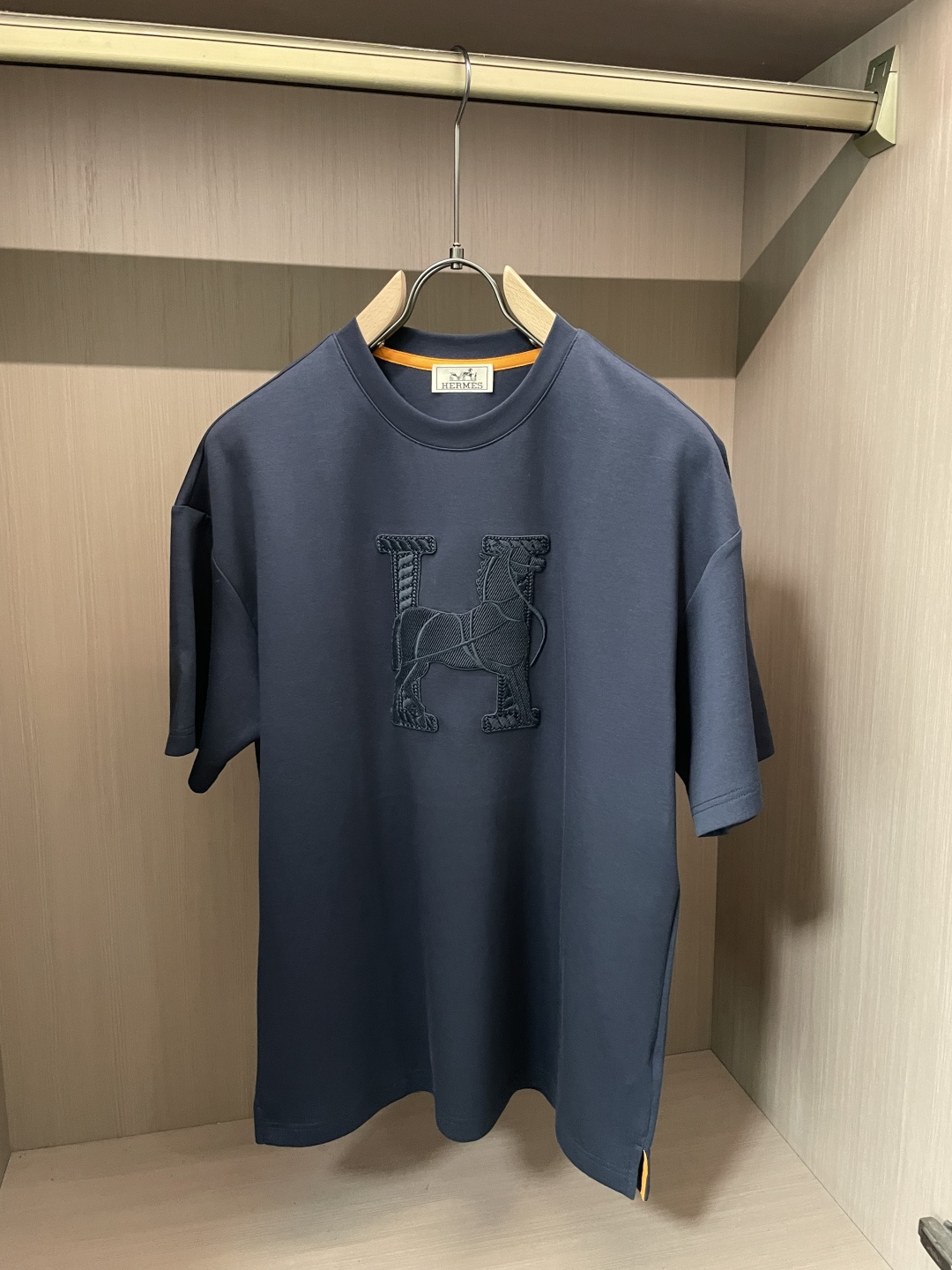 爱马家 2026春夏最新中空绣H骏马男士圆领T恤衫，宽大版型Over Size风格，完全不挑身材，整体效