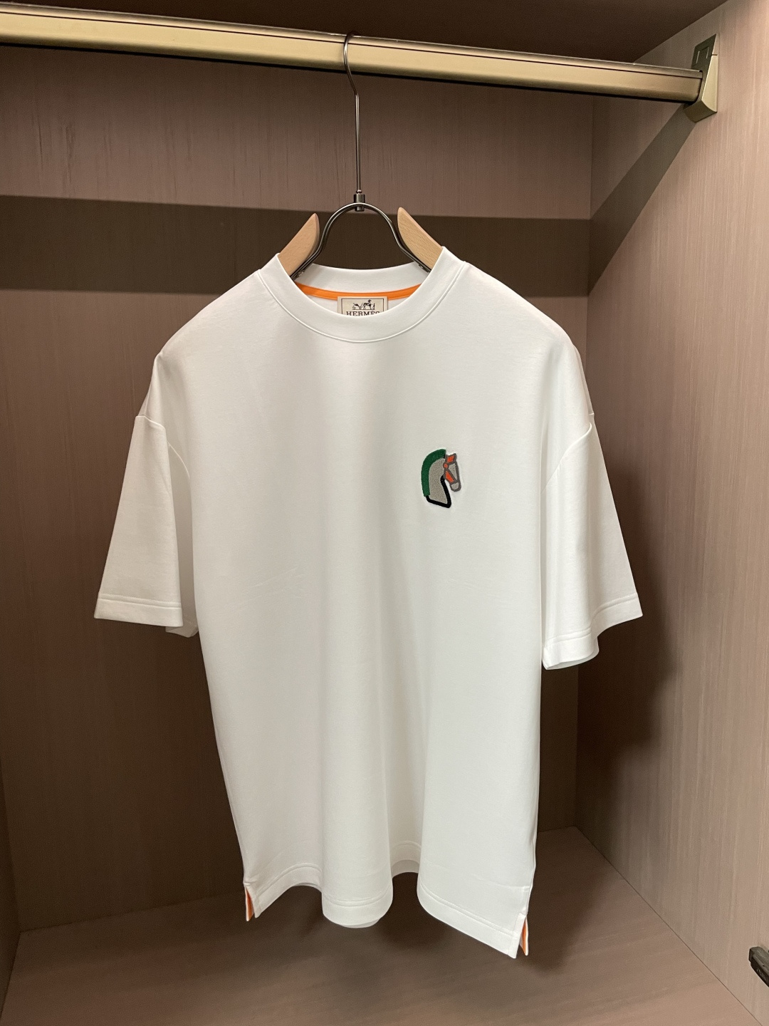 爱马家 2026春夏最新牙刷绣马头男士圆领T恤衫，宽大版型Over Size风格，完全不挑身材，整体效果