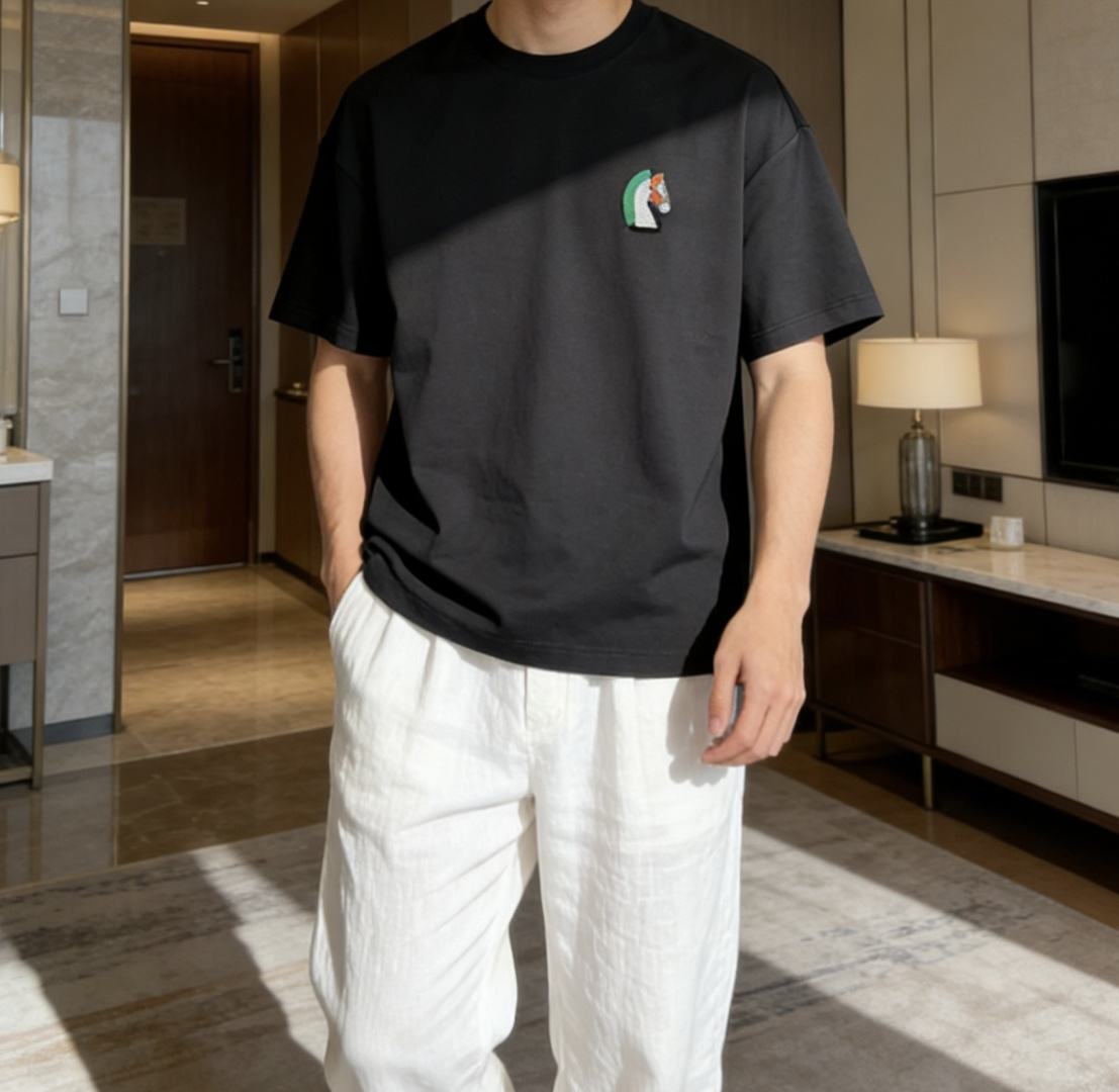 爱马家 2026春夏最新牙刷绣马头男士圆领T恤衫，宽大版型Over Size风格，完全不挑身材，整体效果
