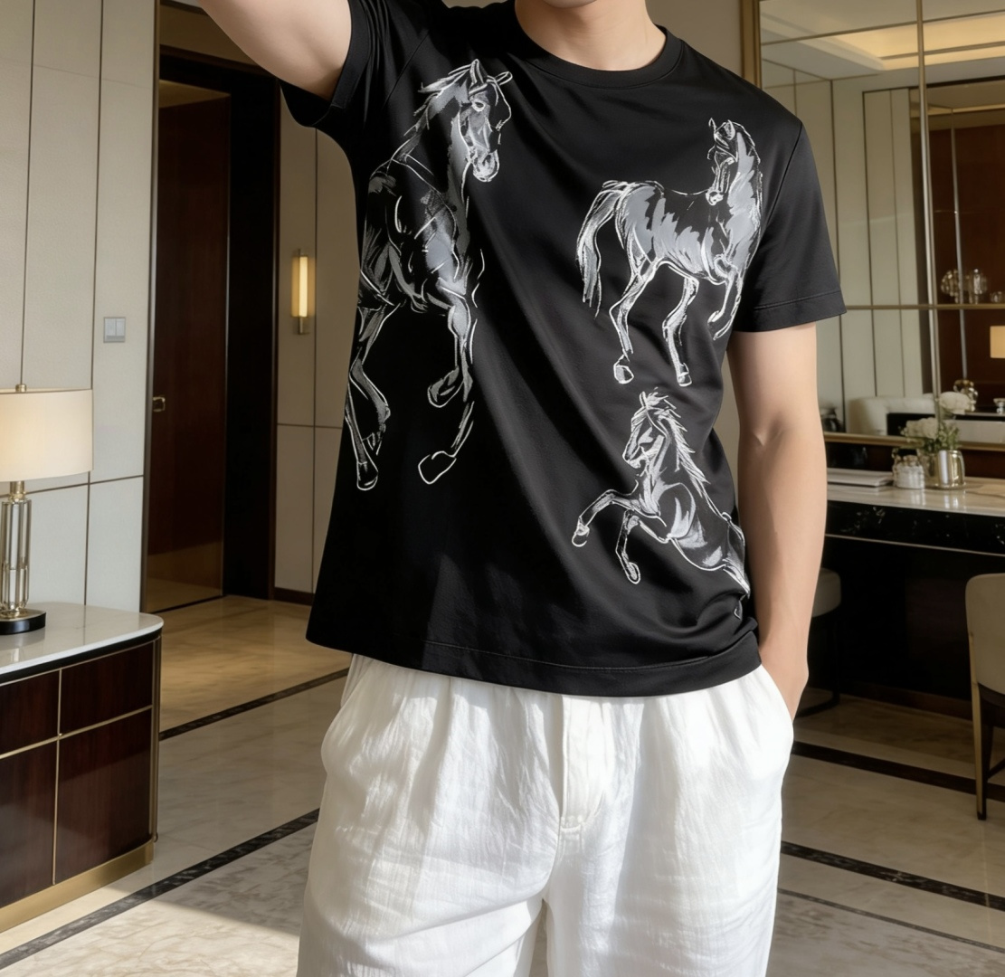 爱马家 2026春夏最新骏马奔腾印花男士圆领T恤衫，前身两侧极具代表性的骏马奔腾图案，有点复古风，又有点