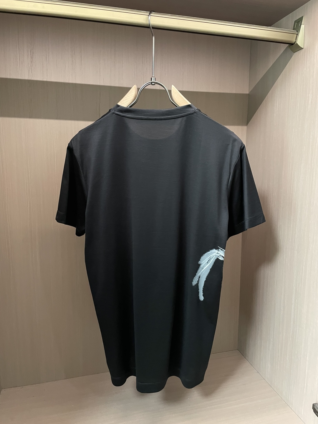 爱马家 2026春夏最新骏马奔腾印花男士圆领T恤衫，前身两侧极具代表性的骏马奔腾图案，有点复古风，又有点