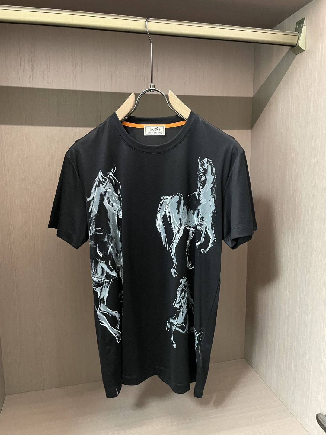 爱马家 2026春夏最新骏马奔腾印花男士圆领T恤衫，前身两侧极具代表性的骏马奔腾图案，有点复古风，又有点