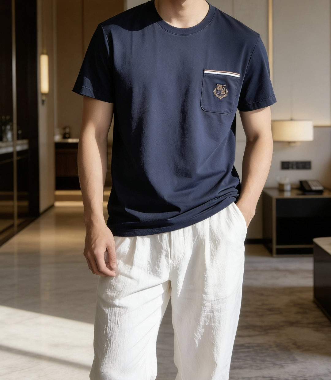 loro Piana家 2026春夏最新口袋绣标男士圆领短袖T恤衫，休闲剪裁棉质运动衫，简单大方，胸前雅