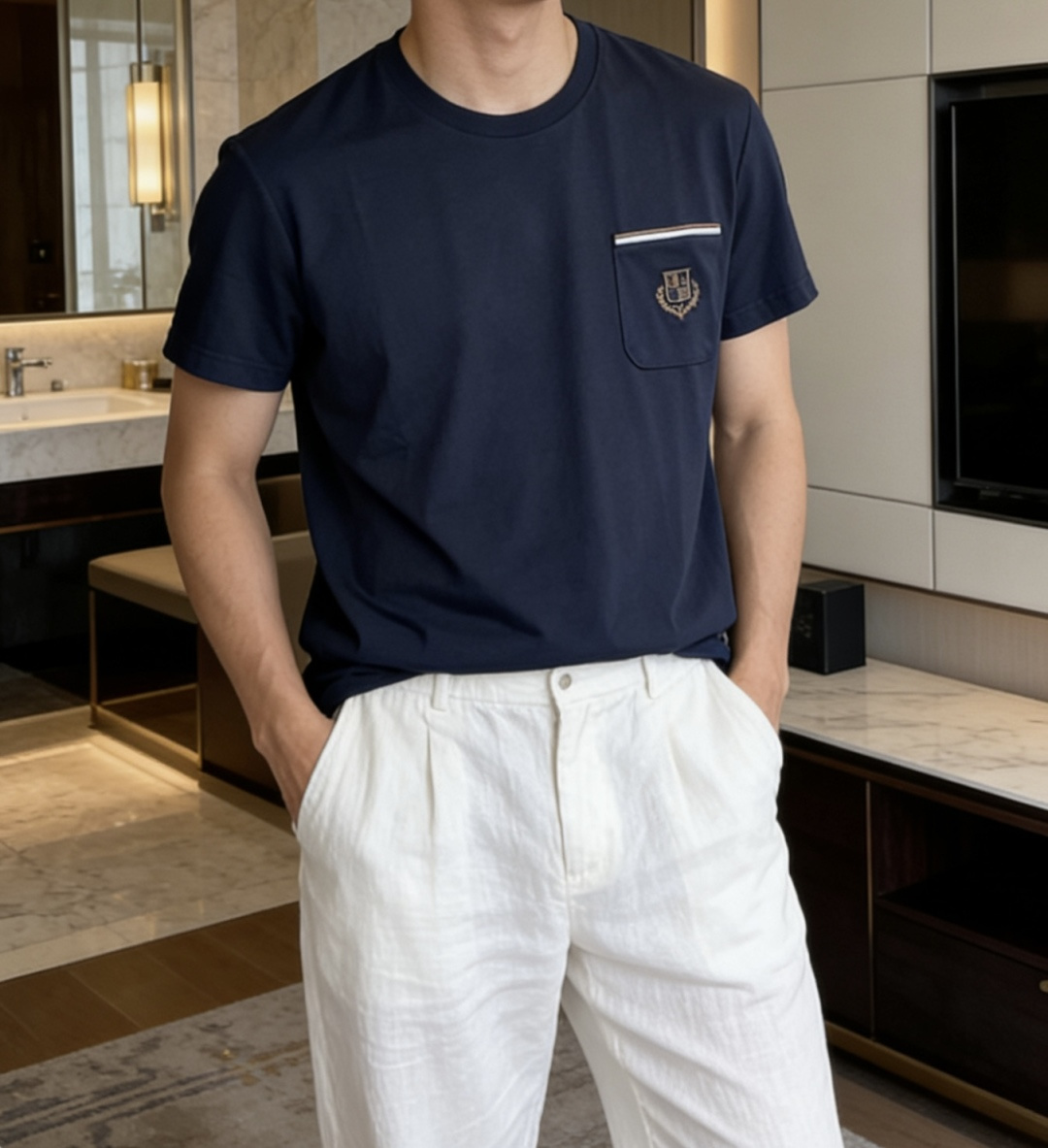 loro Piana家 2026春夏最新口袋绣标男士圆领短袖T恤衫，休闲剪裁棉质运动衫，简单大方，胸前雅