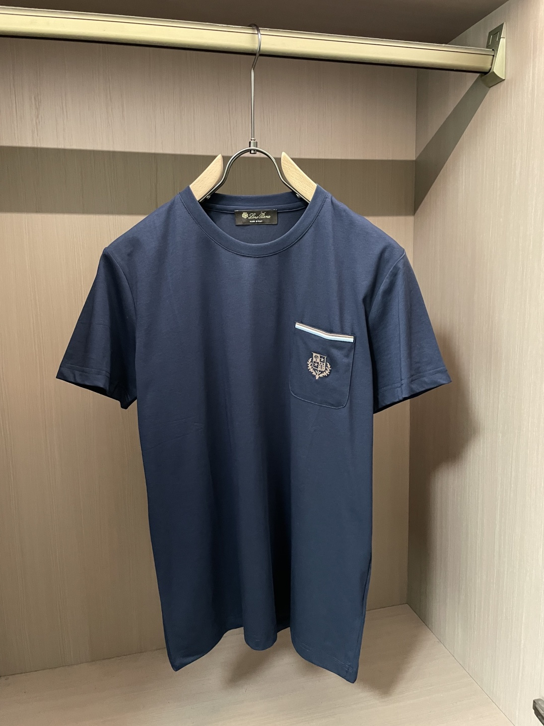 loro Piana家 2026春夏最新口袋绣标男士圆领短袖T恤衫，休闲剪裁棉质运动衫，简单大方，胸前雅