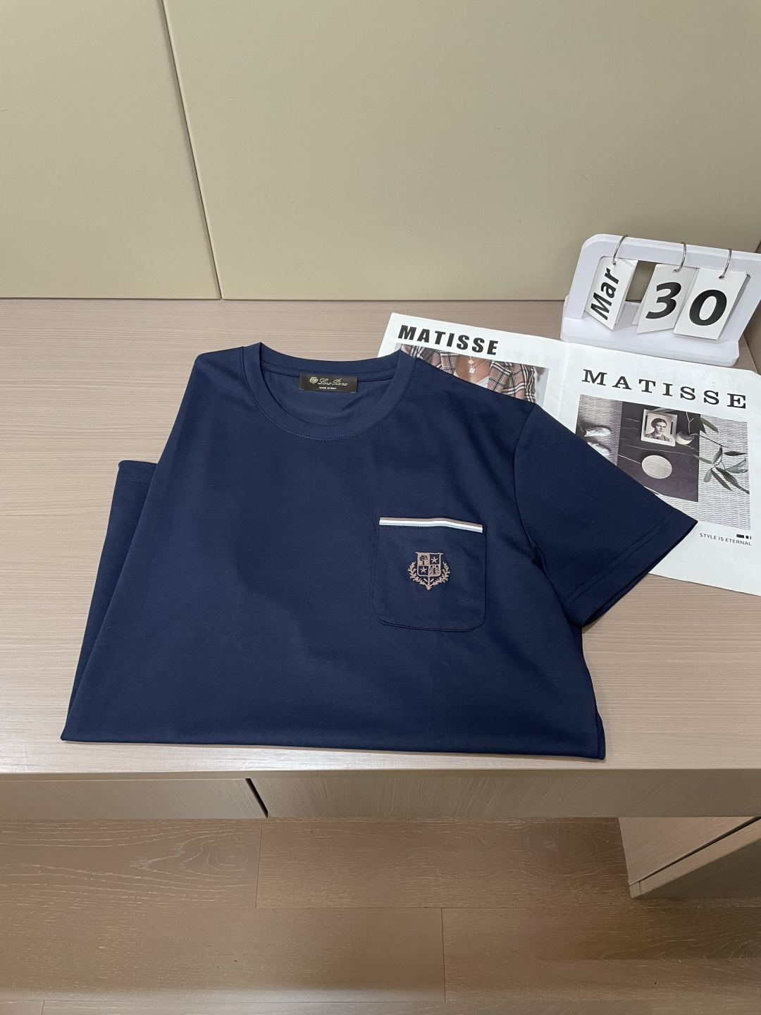 loro Piana家 2026春夏最新口袋绣标男士圆领短袖T恤衫，休闲剪裁棉质运动衫，简单大方，胸前雅