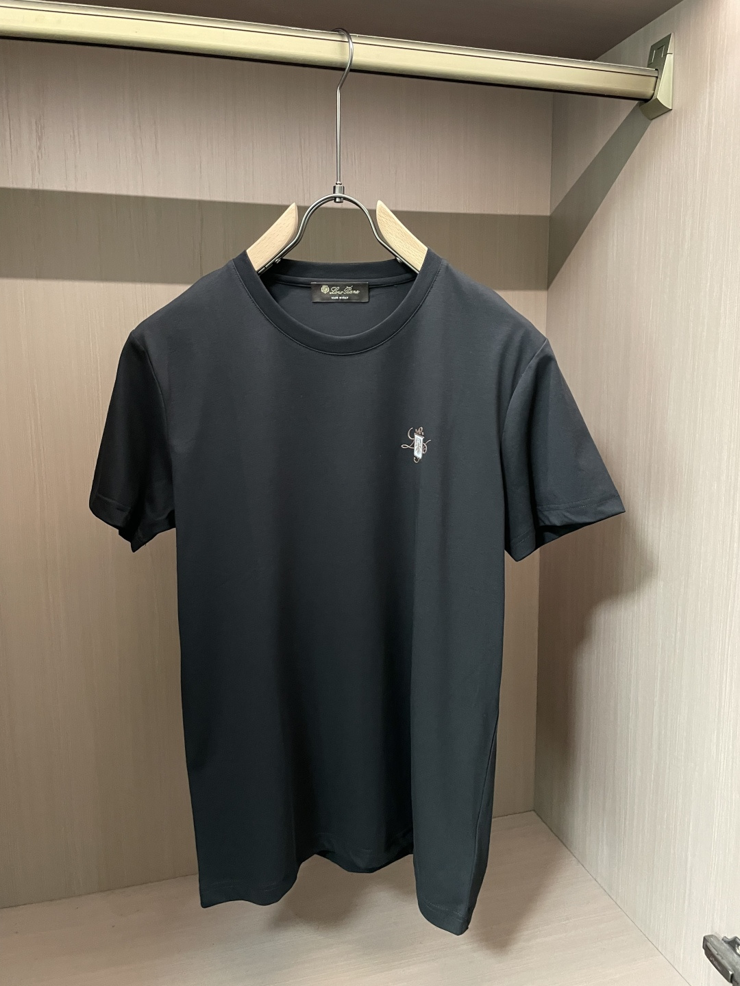 loro Piana家 2026春夏最新经典老鹰绣标男士圆领短袖T恤衫，休闲剪裁棉质运动衫，简单大方，胸